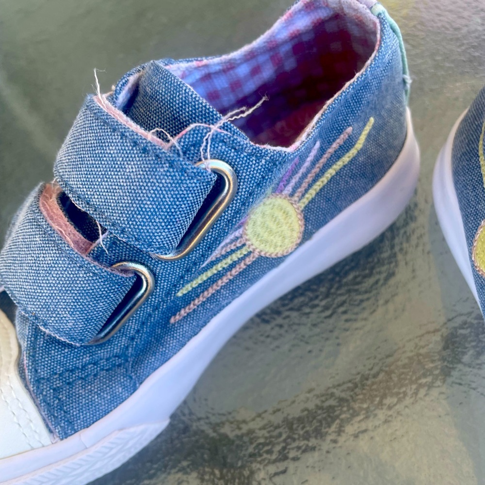 Tommy Bahama Children's size 7 preowed cleaned denim sneakers
